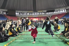 Múa sạp, một trò chơi dân gian truyền thống Việt Nam, thu hút đông đảo các em nhỏ trong các gia đình đa văn hóa tham gia. (Ảnh: Đức Thắng/TTXVN)