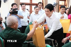 Chủ tịch nước Lương Cường tặng quà cho các thương binh tại Trung tâm Điều dưỡng Thương binh Duy Tiên. (Ảnh: An Đăng/TTXVN)