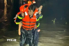 Công tác cứu nạn, cứu hộ kết thúc lúc gần 4 giờ sáng 23/10/2025, bảo đảm an toàn cho người dân. (Ảnh: TTXVN phát)