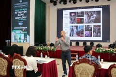 Nhiếp ảnh gia Nguyễn Á giới thiệu, kể chuyện về các tác phẩm ảnh xuất sắc cho học viên tại lớp tập huấn “Kể chuyện bằng hình ảnh trên các loại hình truyền thông” (Lai Châu, 25/8/2022). (Ảnh: Quý Trung/TTXVN)