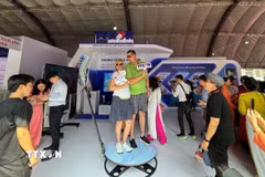 Bắt nhịp xu hướng phát triển của báo chí truyền thông số, TTXVN giới thiệu ứng dụng công nghệ "check in 360 Photo Booth" độc đáo, khách tham quan có thể sử dụng đoạn video đưa lên các nền tảng mạng xã hội, đánh dấu một trải nghiệm thú vị tại Hội Báo toàn quốc 2024. (Ảnh: TTXVN)