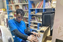 Anh Lê Thái Bình luôn nỗ lực vươn lên trong cuộc sống. (Ảnh: Hữu Quyết/TTXVN)