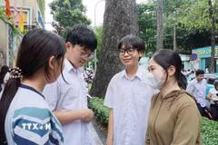 Thí sinh chia sẻ niềm vui với phụ huynh và bạn bè sau khi hoàn thành tốt bài thi. (Ảnh: Thu Hoài/TTXVN)
