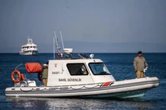 Một tàu tuần tra bờ biển hộ tống một chiếc phà nhỏ của Thổ Nhĩ Kỳ. (Ảnh: AFP)