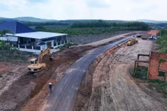 Dự án mở rộng tuyến đường từ trung tâm xã đi ĐT.753 qua các ấp Đồng Bia và Thạch Màng, xã Tân Lợi có chiều dài khoảng 9,2km, tổng vốn đầu tư 41 tỷ đồng. (Ảnh: Đậu Tất Thành/TTXVN)
