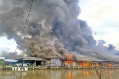 Hiện trường vụ cháy chợ nhà lồng xã Thanh Tùng vào trưa ngày 22/8. (Ảnh: Huỳnh Anh/TTXVN)