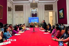 Ông Nguyễn Bá Sang, Tham tán phụ trách cộng đồng tại Đại sứ quán Việt Nam tại Vương quốc Bỉ, phát biểu tại buổi gặp mặt. (Ảnh: Hương Giang/TTXVN)