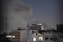 Khói bốc lên sau vụ tấn công tại Tehran, Iran, ngày 1/3/2026. (Ảnh: THX/TTXVN)