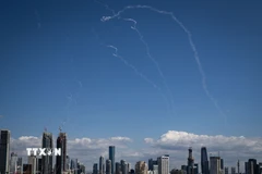 Những vệt khói trên bầu trời Tel Aviv (Israel) khi hệ thống phòng không Israel đánh chặn tên lửa từ Iran. (Ảnh: THX/TTXVN)