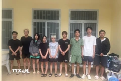 Các đối tượng liên quan trong đường dây buôn bán "bóng cười" tại cơ quan công an. (Ảnh: TTXVN phát)