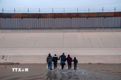 Người di cư vượt sông Rio Bravo ở biên giới Mỹ-Mexico. (Ảnh: THX/TTXVN)