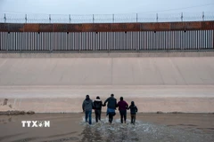 Người di cư vượt sông Rio Bravo ở biên giới Mỹ-Mexico. (Ảnh: THX/TTXVN)