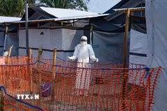 Nhân viên y tế làm việc tại trung tâm điều trị Ebola ở Bulape, CHDC Congo. (Ảnh: THX/TTXVN)
