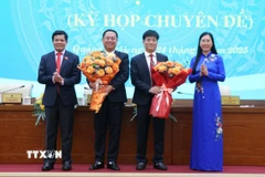 Lãnh đạo Tỉnh ủy Quảng Ngãi tặng hoa chúc mừng hai Phó Chủ tịch Ủy ban Nhân dân tỉnh Nguyễn Công Hoàng và Đỗ Tâm Hiển. (Ảnh: Phạm Cường/TTXVN)