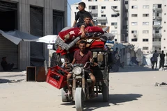 Người dân Palestine đi sơ tán tránh xung đột tại Gaza. (Ảnh: THX/TTXVN)