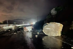 Lâm Đồng: Phong tỏa làn xe thô sơ trên Quốc lộ 1 do đá rơi xuống mặt đường