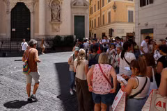 Khách du lịch tránh nóng dưới bóng râm tại Rome, Italy. (Ảnh: THX/TTXVN phát)