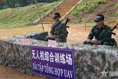 Bộ đội Lục quân hai nước Việt Nam-Trung Quốc phối hợp thực hiện khoa mục huấn luyện điều khiển phương tiện không người lái (UAV) tiêu diệt mục tiêu. (Ảnh: Báo Quân đội Nhân dân)