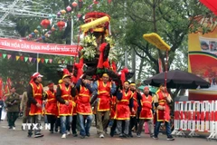 Lễ rước kiệu truyền thống trong Lễ hội văn hóa dân gian Phố Hiến. (Ảnh: Đinh Văn Nhiều/TTXVN)