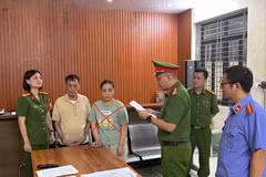 Cơ quan Cảnh sát điều tra Công an tỉnh Hưng Yên thi hành lệnh bắt bị can để tạm giam đối với Bùi Thị Hoài. (Ảnh: Công an tỉnh Hưng Yên)