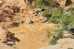 Hiện trường vụ hàng ngàn mét khối đất, cát bị khai thác trái phép tại khu vực giáp ranh giữa xã Biển Hồ (thành phố Pleiku) và xã Chư Đang Ya (huyện Chư Păh) tỉnh Gia Lai. (Ảnh: Hoài Nam/TTXVN)