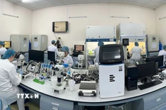 Phòng thí nghiệm Công nghệ Sinh học Trường Đại học Quốc tế, Đại học Quốc gia Thành phố Hồ Chí Minh. (Ảnh: Thanh Vũ/TTXVN)