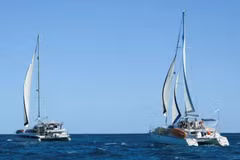 Hai chiếc thuyền buồm Friendship và Tigger Moth, chở hàng viện trợ nhân đạo cho Cuba rời đảo Isla Mujeres, bang Quintana Roo, hôm 21/3. (Ảnh: Reuters)