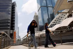 Một người đàn ông Thái Lan che chắn bản thân khỏi ánh nắng Mặt Trời trong thời tiết nóng bức ở Bangkok, Thái Lan. (Ảnh: EPA)