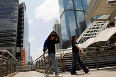 Một người đàn ông Thái Lan che chắn bản thân khỏi ánh nắng Mặt Trời trong thời tiết nóng bức ở Bangkok, Thái Lan. (Ảnh: EPA)