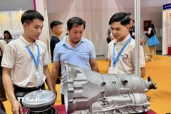 Doanh nghiệp giới thiệu sản phẩm mới tại chuỗi triển lãm. (Ảnh: Mỹ Phương/TTXVN.)