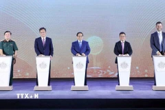 Thủ tướng Phạm Minh Chính và các đại biểu thực hiện nghi thức Khởi công Dự án khu phức hợp đô thị, du lịch sinh thái, sân golf tại huyện Khoái Châu, tỉnh Hưng Yên (Trump International Hung Yen). (Ảnh: Phạm Kiên/TTXVN)