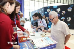 Đại biểu tham quan gian trưng bày ấn phẩm của Thông tấn xã Việt Nam tại Hội báo toàn quốc năm 2025. (Ảnh: Lê Đông/TTXVN)