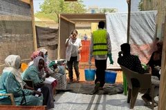 Bệnh nhân mắc tả được điều trị tại trung tâm y tế ở Kosti, bang White Nile, Sudan. (Ảnh: THX/TTXVN)