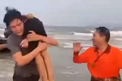 Nghệ An: Cứu sống 2 anh em sinh đôi bị sóng cuốn khi tắm biển Cửa Lò