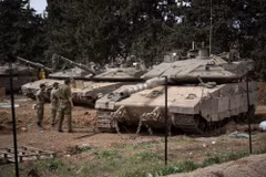 Binh sỹ và xe quân sự Israel triển khai gần biên giới với Liban. (Ảnh: THX/TTXVN)