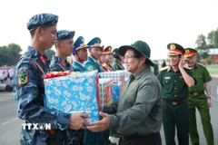 Thủ tướng Phạm Minh Chính động viên các lực lượng diễu binh, diễu hành của Bộ Quốc phòng tại Biên Hòa, Đồng Nai. (Ảnh: Dương Giang/TTXVN)