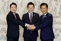 Quang cảnh cuộc gặp ba bên. (Ảnh: Yonhap)