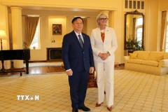 Trưởng Ban Tuyên giáo và Dân vận Trung ương Nguyễn Trọng Nghĩa và Toàn quyền Sam Monstyn. (Ảnh: Thanh Tú/TTXVN)