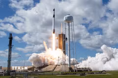 Tên lửa đẩy Falcon 9 của SpaceX rời bệ phóng tại Trung tâm vũ trụ Kennedy ở Florida, Mỹ. (Ảnh: THX/TTXVN)