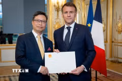 Đại sứ Việt Nam tại Cộng hòa Pháp Trịnh Đức Hải trình Quốc thư lên Tổng thống Pháp Emmanuel Macron tháng 3/2026. (Ảnh: TTXVN phát)