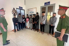 Lực lượng chức năng tỉnh Đắk Lắk xử lý nhóm học sinh tụ tập hỗn chiến. (Ảnh: Công an cung cấp)