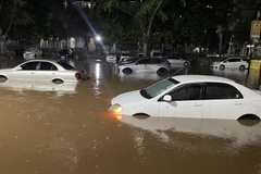 Nhiều phương tiện bị ngập một phần trong nước lũ sau trận mưa lớn gây ra tình trạng ngập úng nghiêm trọng trên các tuyến phố ở Nairobi. (Ảnh: AA)