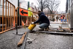 Công nhân xây dựng làm việc tại New York, Mỹ. (Ảnh: THX/TTXVN)