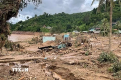 Những ngôi nhà dọc dòng Nậm Nơn đã bị lũ cuốn trôi. (Ảnh: TTXVN phát)