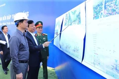 Chủ tịch Ủy ban Nhân dân tỉnh Vương Quốc Tuấn nghe chủ đầu tư thuyết minh bản thiết kế dự án. (Ảnh: Báo Thái Nguyên)