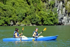 Du khách trải nghiệm chèo thuyền kayak, thuyền tay trên vịnh Hạ Long. (Ảnh: Thanh Vân/TTXVN)