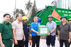 Ông Nguyễn Phước Lộc, Phó Bí thư Thành ủy, Chủ tịch Ủy ban Mặt trận Tổ quốc Việt Nam Thành phố Hồ Chí Minh trao quà ủng hộ cho lực lượng công nhân làm vệ sinh môi trường. (Ảnh: Phan Sáu/TTXVN)