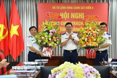 Thiếu tướng Lê Đình Cường, Tư lệnh Cảnh sát biển Việt Nam, chúc mừng Thiếu tướng Trần Văn Lượng và Đại tá Đào Bá Việt. (Ảnh: TTXVN phát)