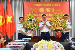 Thiếu tướng Lê Đình Cường, Tư lệnh Cảnh sát biển Việt Nam, chúc mừng Thiếu tướng Trần Văn Lượng và Đại tá Đào Bá Việt. (Ảnh: TTXVN phát)
