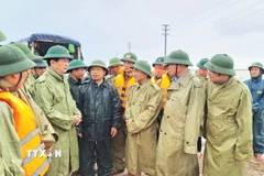 Phó Thủ tướng Mai Văn Chính kiểm tra công tác ứng phó mưa lũ tại phường Vũng Áng, Hà Tĩnh. (Ảnh: TTXVN phát)